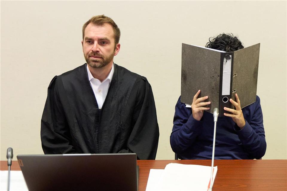 Der Angeklagte wird wegen Beihilfe zum Handel mit 48 Kilo Kokain zu drei Jahren Haft verurteilt. Georg Wendt/dpa