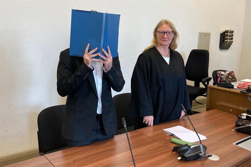Der Angeklagte wird wegen einfacher und gefährlicher Körperverletzung sowie Vergewaltigung zu zwei Jahren auf Bewährung verurteilt.Bernhard Sprengel/dpa