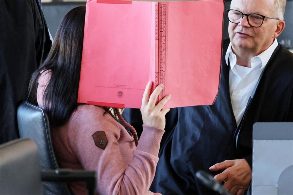 Der Angeklagten wird vorgeworfen, den zur Tatzeit achtjährigen Fabian aus Güstrow heimtückisch und aus niedrigen Beweggründen getötet zu haben.Bernd Wüstneck/dpa