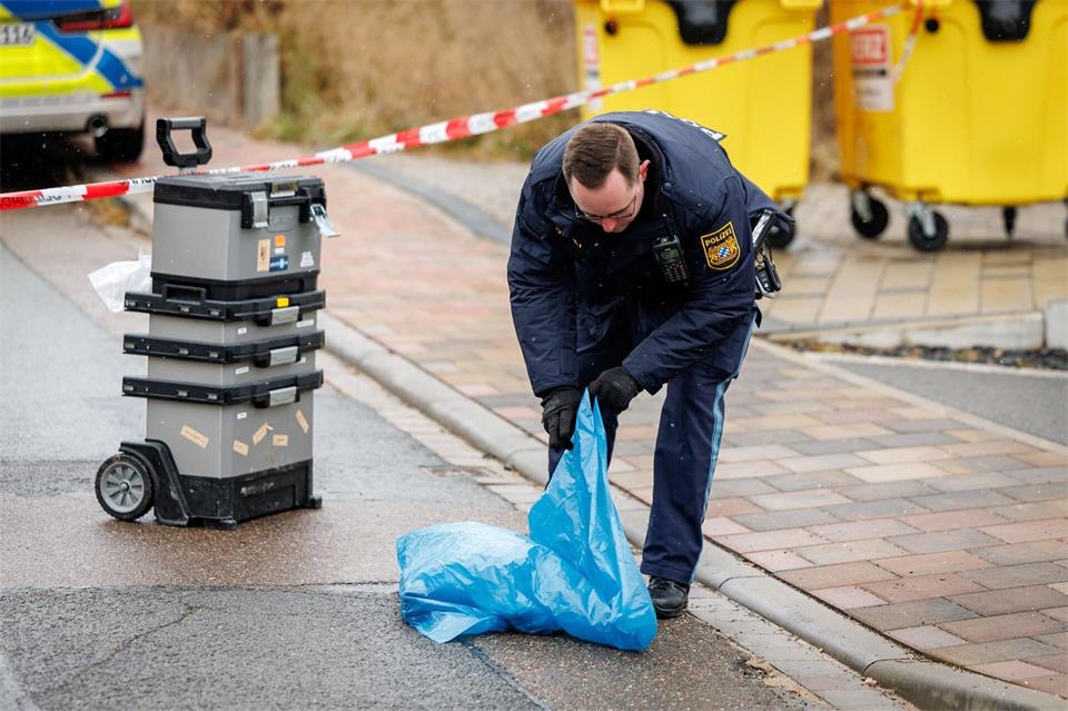 Der Angriff ereignete sich mitten in einem ruhigen Wohngebiet im kleinen Ort Heilsbronn. (Archivbild)Daniel Karmann/dpa