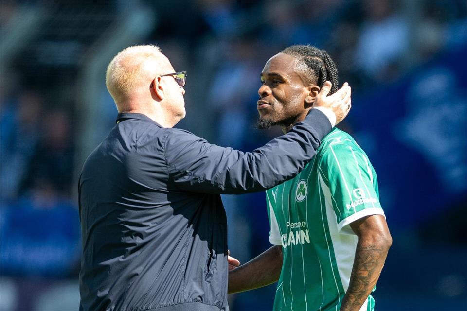 Der Anschluss von Noel Futkeu (r) kommt zu spät.David Inderlied/dpa