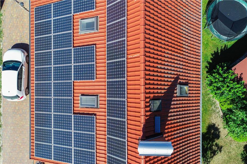 Der Anstieg der Öl- und Benzinpreise führt zu verstärkter Nachfrage nach Solaranlagen und Elektroautos. (Symbolbild)Patrick Pleul/dpa-Zentralbild/dpa