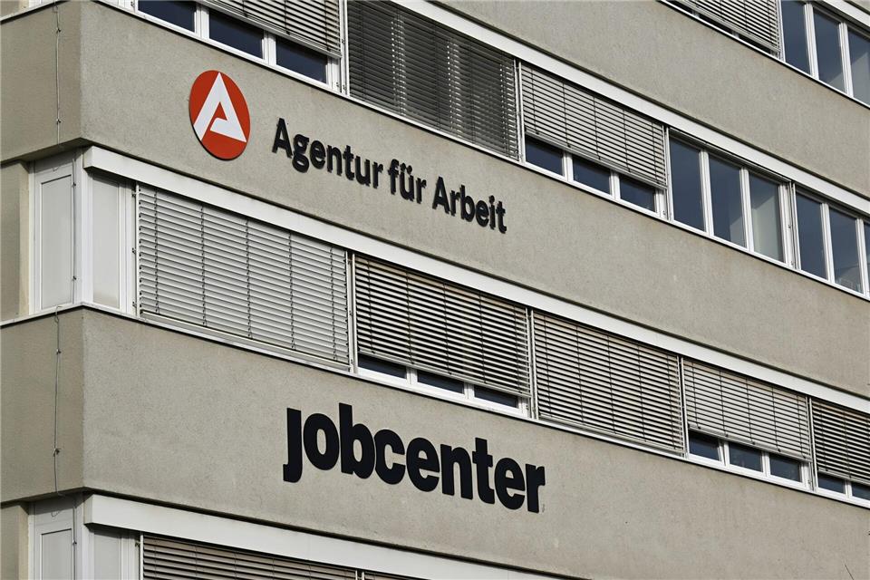 Der Anstieg ist der Agentur für Arbeit zufolge typisch für die Jahreszeit und habe verschiedene Gründe. (Symbolbild)Martin Schutt/dpa