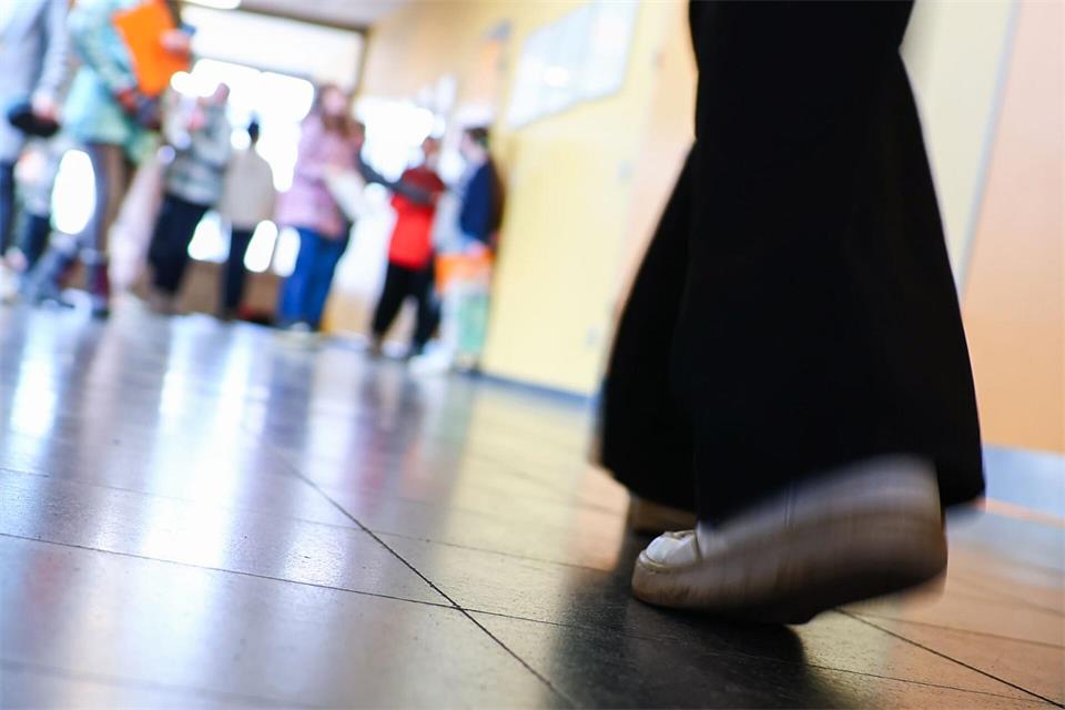Der Anteil ausländischer Schülerinnen und Schüler ist in NRW gewachsen. (Symbolbild)Christian Charisius/dpa