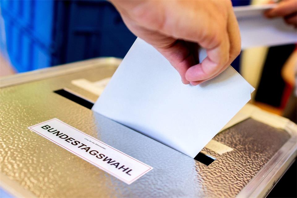 Der Anteil der Wahlberechtigten mit Migrationshintergrund in Deutschland lag laut Dezim im untersuchten Zeitraum zwischen 12 und 14 Prozent. (Symbolbild)Hauke-Christian Dittrich/dpa