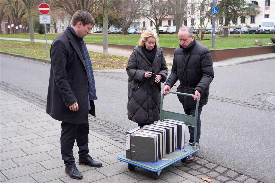 Der Antrag auf Klageerzwingung ist nach Angaben von Anwalt Hecken (links) mehr als 4.000 Seiten lang. Thomas Frey/dpa