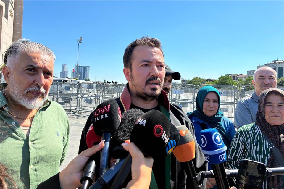 Der Anwalt der verstorbenen Hamburger Familie begrüßt die hohen Haftstrafen vor dem Gerichtsgebäude in Istanbul. Linda Say/dpa