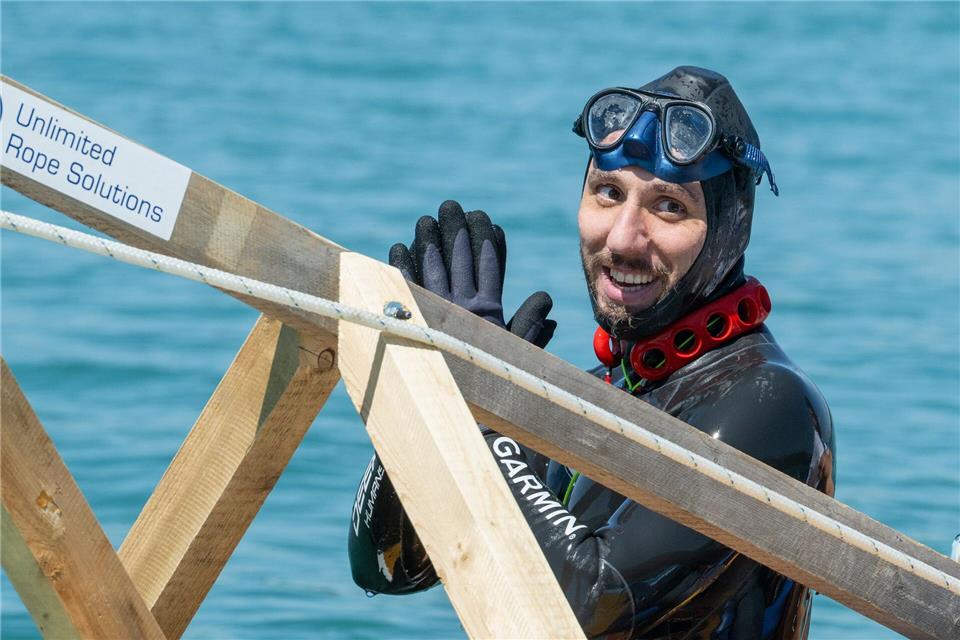Der Apnoetaucher Minja Marinković bedankt sich nach seinem gescheiterten Rekordversuch applaudierend.Stefan Puchner/dpa
