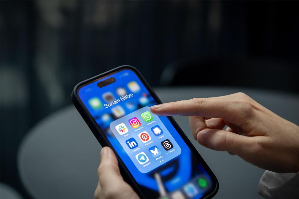 Der Arbeitgeber kann die Nutzung von Apps und Messengerdiensten des Dienstes untersagen.picture alliance / dpa-tmn