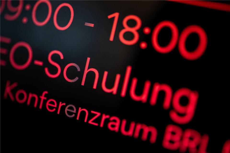 Der Arbeitgeber muss den Arbeitnehmer für alle Fortbildungen, die er angeordnet hat, freistellen und bezahlen.picture alliance/dpa/dpa-tmn