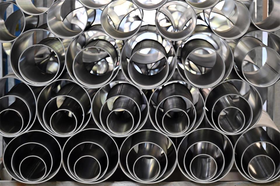Der Arbeitgeberverband sieht die Lage in der Metallindustrie als angespannt. (Symbolbild)Martin Schutt/dpa
