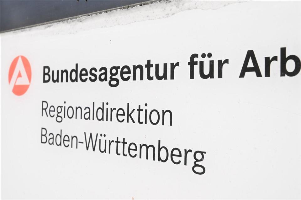 Der Arbeitsmarkt in Baden-Württemberg steht weiter unter Druck. (Archivbild)Bernd Weißbrod/dpa
