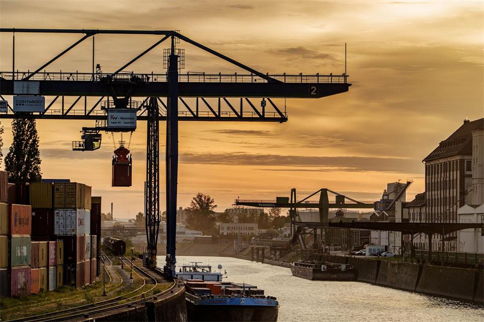 Der Arbeitsmarkt in Hessen zeigt Anzeichen einer Stabilisierung (Archivbild)Andreas Arnold/dpa