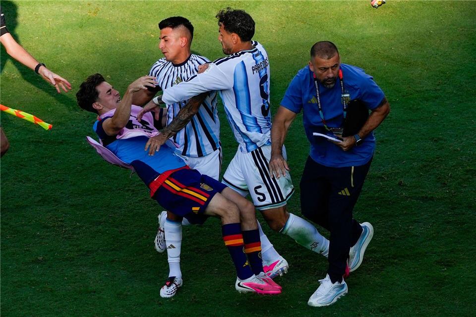 Der Argentinier Leandro Paredes schubste Spaniens Gavi zu Boden.Yuki Iwamura/AP/dpa