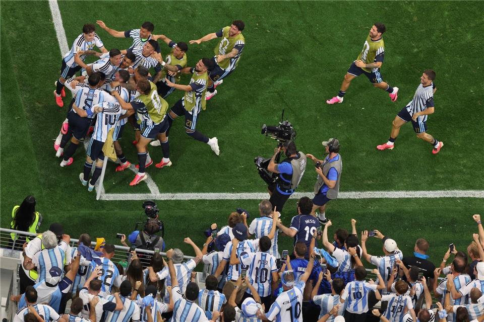 Der Argentinier Lionel Messi (l/unten) freut sich über sein zweites Tor.Sam Hodde/AP/dpa
