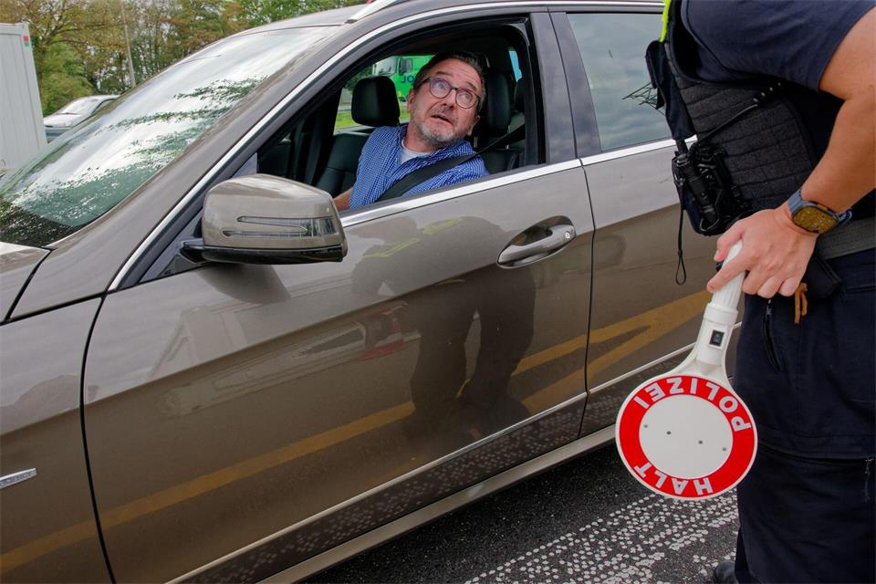 Der Arzt Sören Gärtner wird auf der Rückfahrt von seinem Arbeitsplatz in Heerlen an der deutsch-niederländischen Grenze von Bundespolizisten kontrolliert. Henning Kaiser/dpa