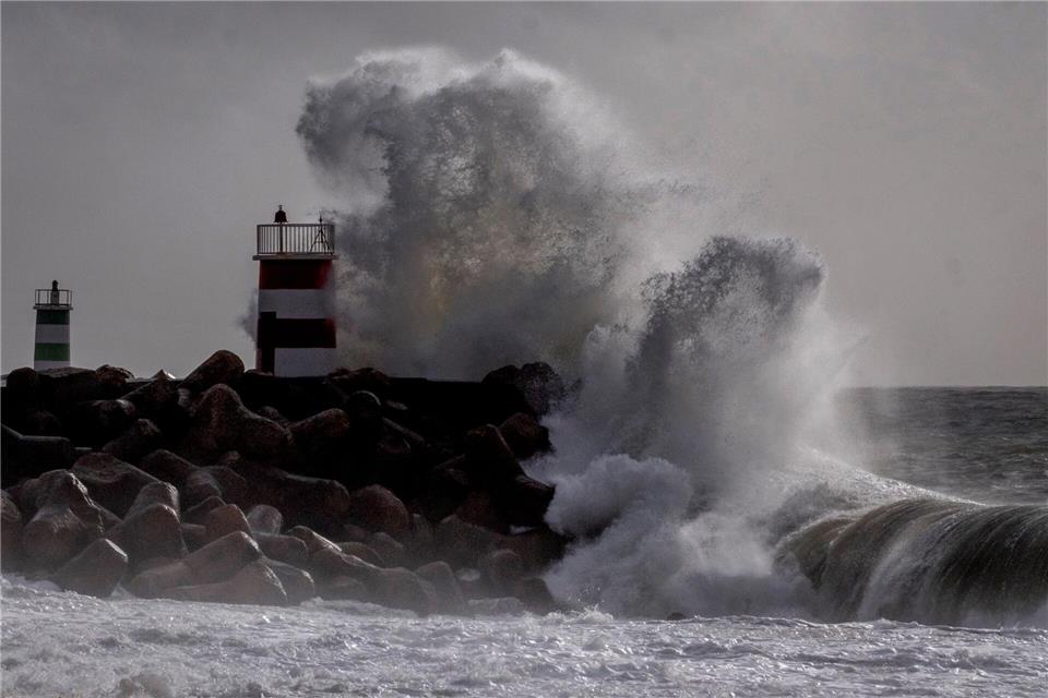 Der Atlantiksturm „Kristin“ ist mit Windgeschwindigkeiten in Böen von mehr als 200 Kilometern pro Stunde über Portugal hinweggefegt. (Archivbild)Michael Probst/AP/dpa