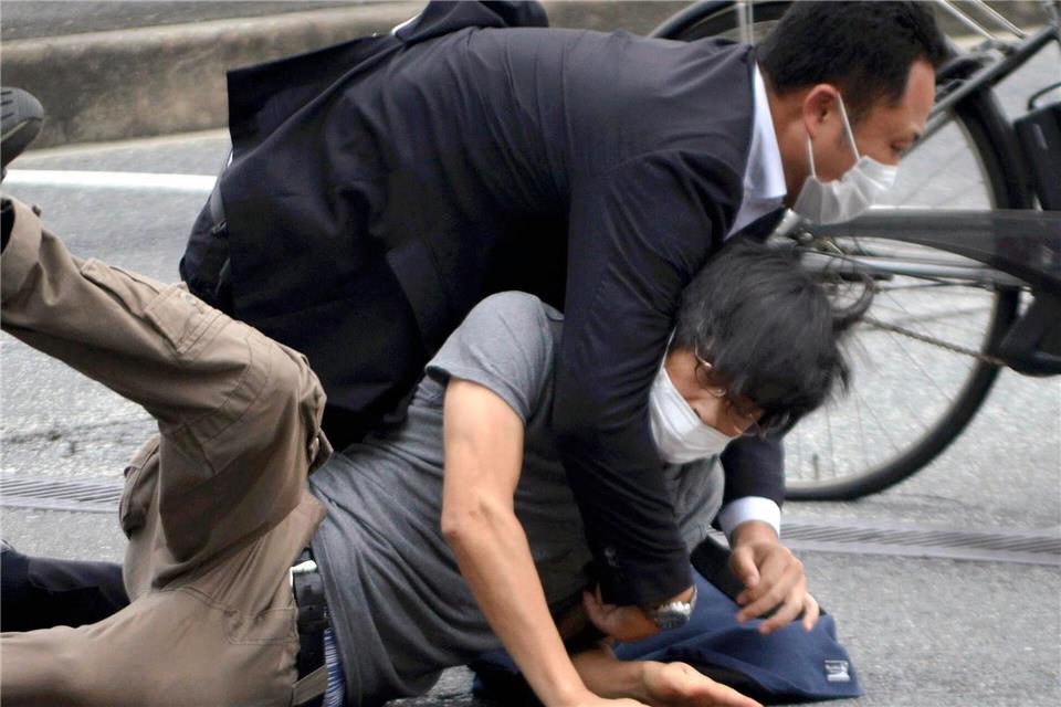 Der Attentäter wurde direkt nach der Tat überwältigt. (Archivbild)Katsuhiko Hirano/Yomiuri Shimbun/AP/dpa