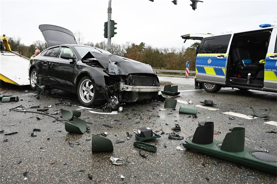 Der Audi hat bei dem Unfall auf der Kreuzung am Freudenberg zwei Ampeln zerstört.