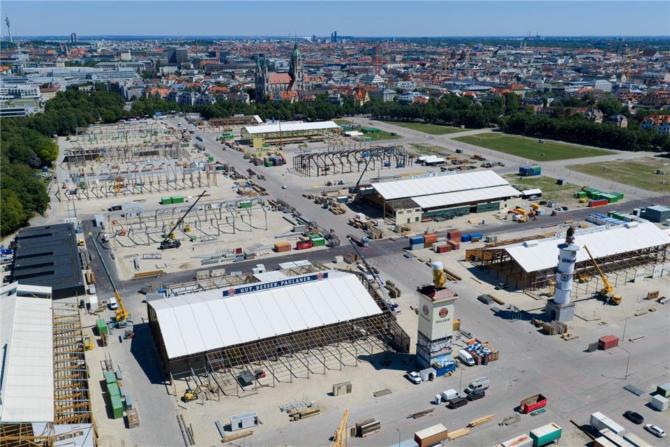 Der Aufbau an der Theresienwiese läuft auf Hochtouren. Sven Hoppe/dpa