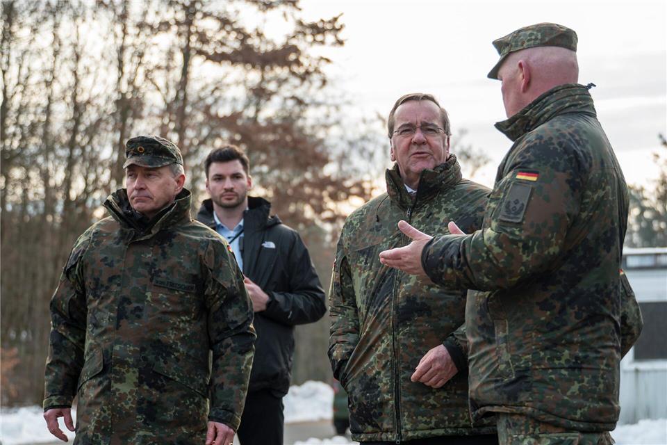 Der Aufbau der Bundeswehr ist die große Aufgabe von Verteidigungsminister Boris Pistorius (SPD, 2.v.r.) - bei seinem Besuch in Roth zeigte er sich zuversichtlich, bis zum Jahresende 20.000 freiwillige neue Soldaten für den Wehrdienst gewinnen zu können. Daniel Vogl/dpa