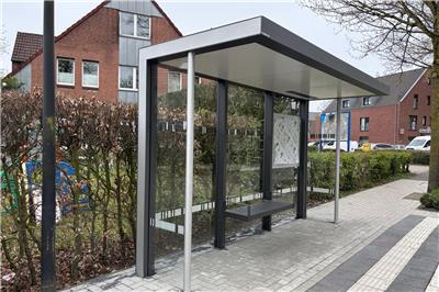 Neue Wartehäuschen wurden in Erle montiert 