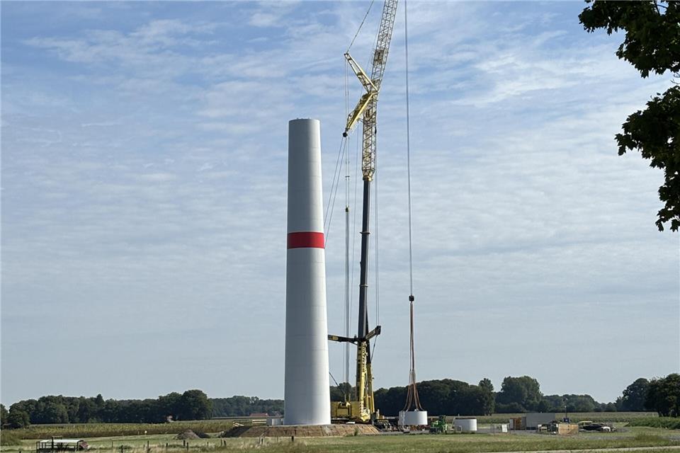 Der Aufbau des Turms für das Windrad im Bereich des Weges Hösel hat begonnen.