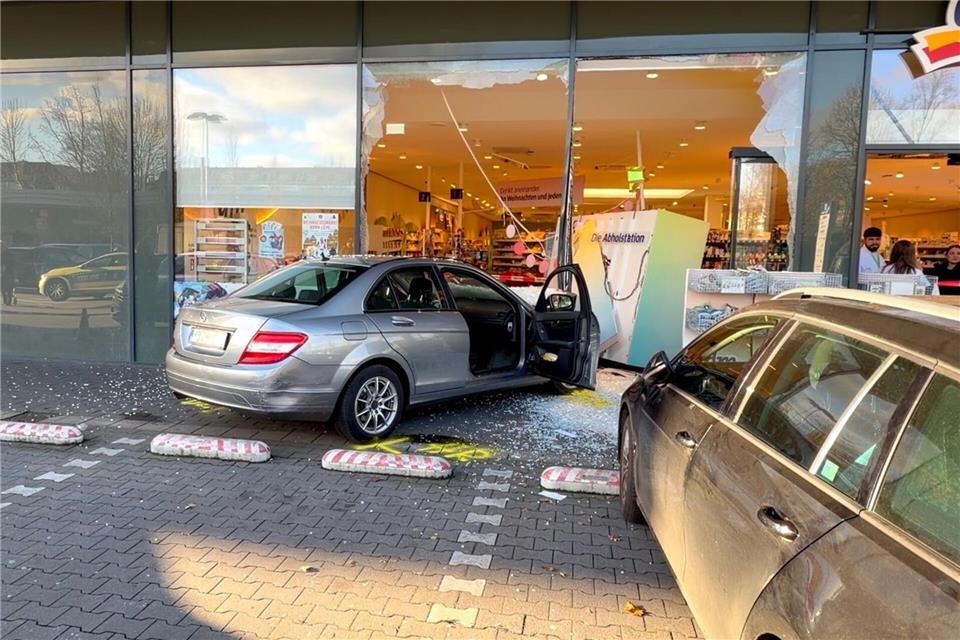 Der Aufprall war so stark, dass die Fensterscheibe des Ladens zerbrach und Regale umgeworfen wurden.Jörn Hüneke/dpa