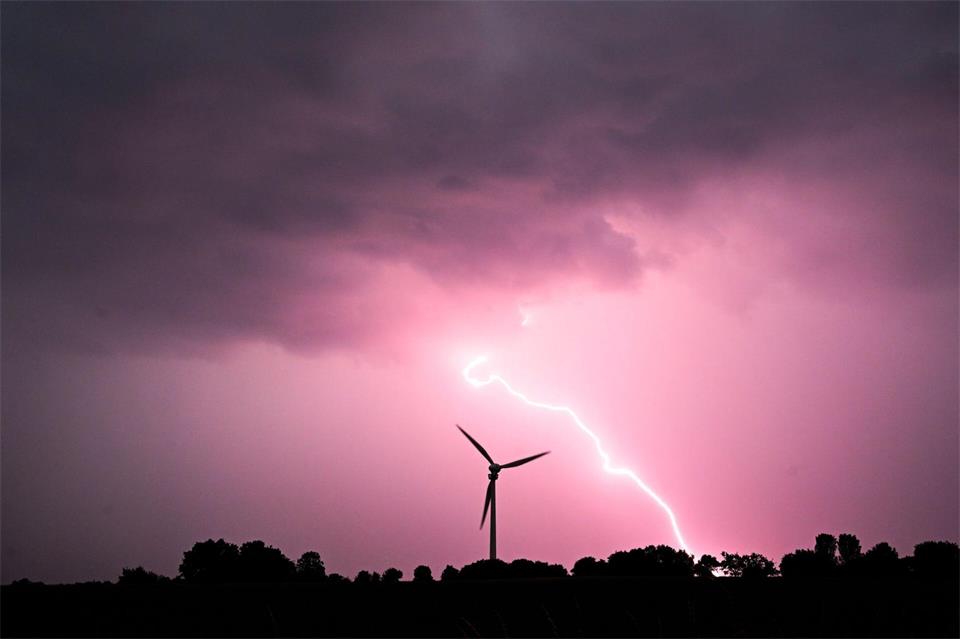 Der Auftakt ins Wochenende ist von ungemütlichem Wetter geprägt. (Archivbild)Julian Stratenschulte/dpa