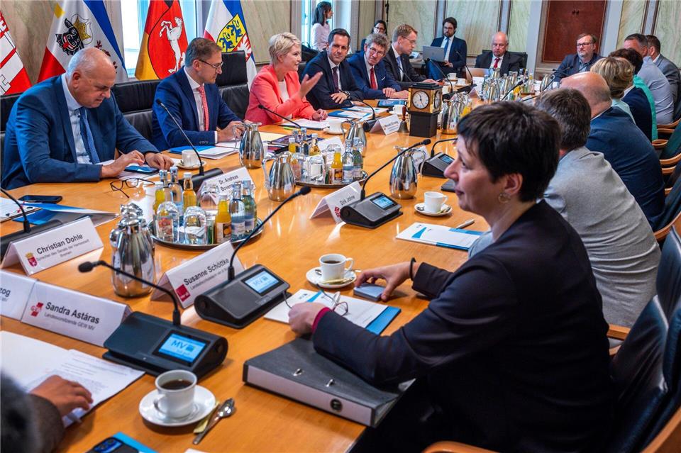 Der Ausbau der Windkraft-Nutzung auf See war zentrales Thema beim Treffen der norddeutschen Regierungschefs in Schwerin.  Jens Büttner/dpa