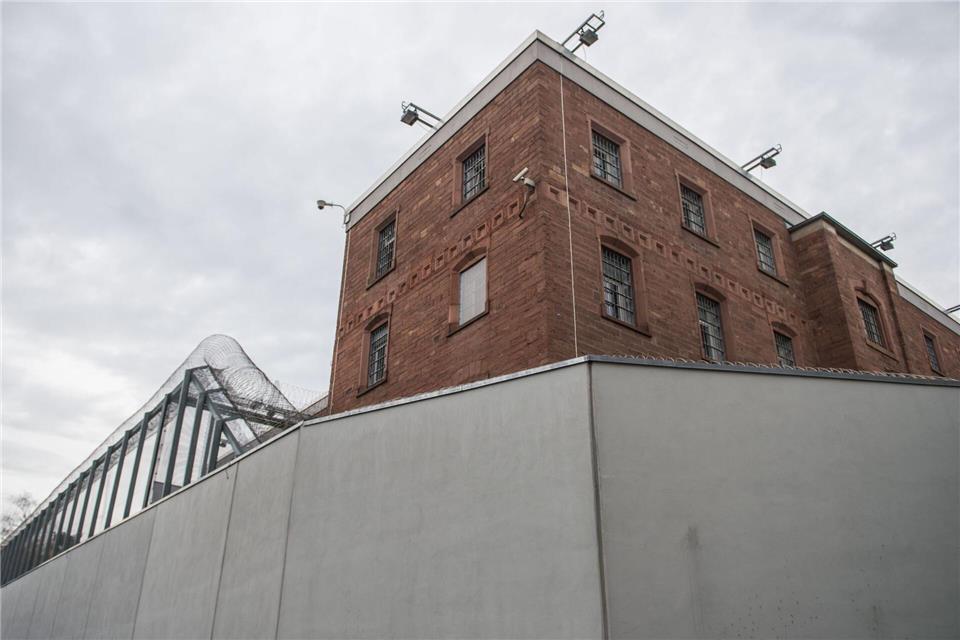 Der Ausbau des Abschiebegefängnisses verzögert sich seit Jahren. (Archivbild)Lino Mirgeler/dpa