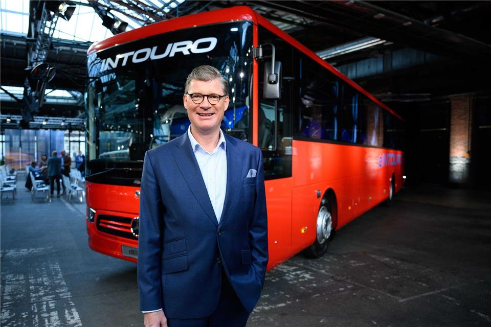 Der Ausbau von Ladesäulen geht Till Oberwörder nicht schnell genug. Gebraucht werden sie für die E-Busse der Marke. (Archivbild)Bernd von Jutrczenka/dpa