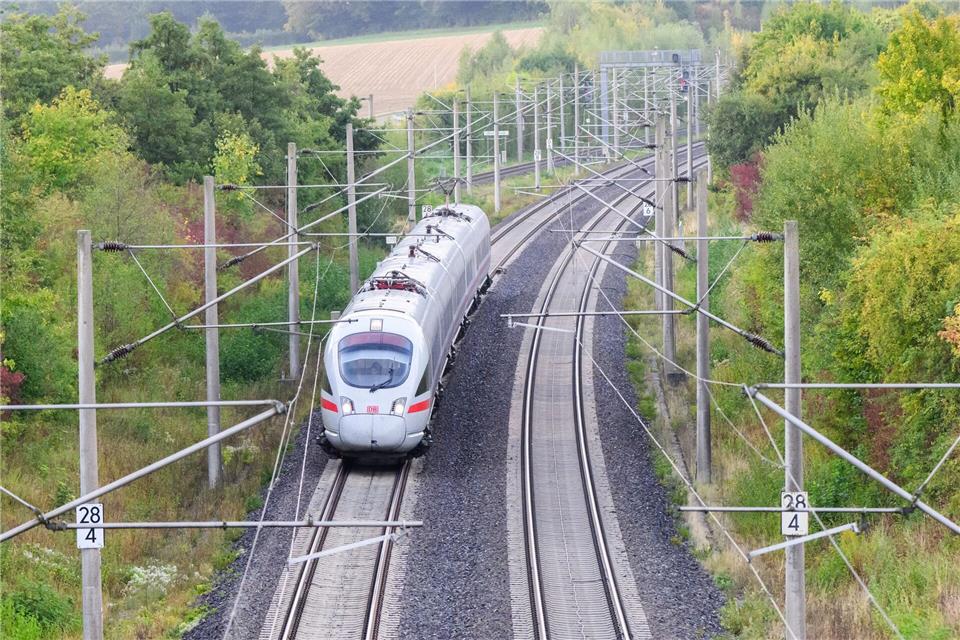 Der Ausfall eines Stellwerks sorgt derzeit für große Probleme im Bahnverkehr zwischen Hamburg und Berlin. (Archivbild)Julian Stratenschulte/dpa