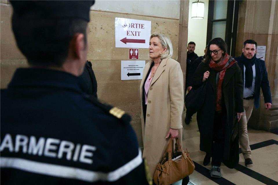 Der Ausgang des Verfahrens ist für Le Pen folgenschwer, denn es geht letztlich auch darum, ob sie 2027 bei der Präsidentschaftswahl antreten kann.Thomas Samson/AFP/dpa