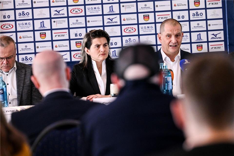 Der Ausschluss von zwei Journalisten von der Pressekonferenz der Deutschen Eisschnelllauf- und Shorttrack-Gemeinschaft mit Präsident Mathias Große (r) sorgte für Empörung.Britta Pedersen/dpa