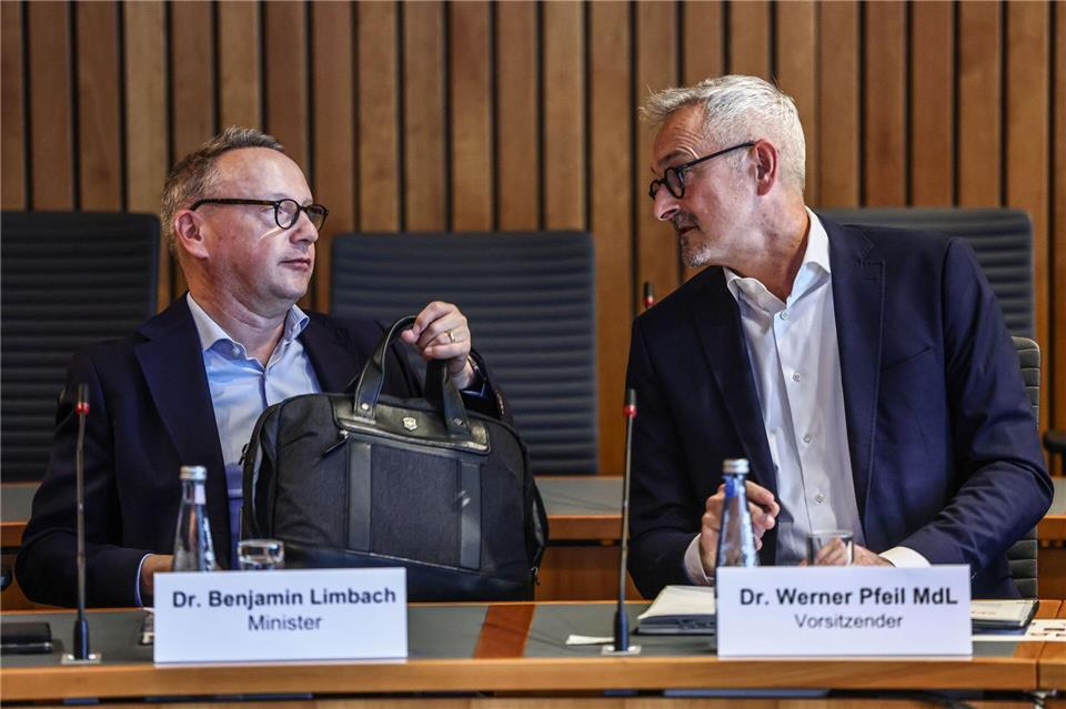 Der Ausschussvorsitzende Werner Pfeil (FDP) fühlt dem Justizminister auf den Zahn.Oliver Berg/dpa