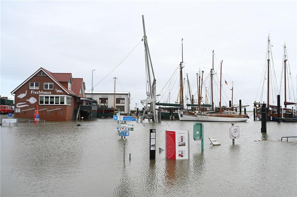 Der Außenhafen von Ditzum wurde überflutet.Lars Penning/dpa