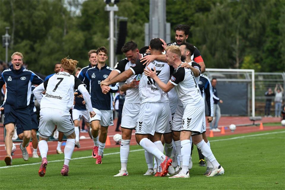 Der Außenseiter jubelt: Haris Hyseni (verdeckt) trifft für SSV Jeddeloh II gegen Bundesliga-Absteiger 1. FC Heidenheim.Carmen Jaspersen/dpa