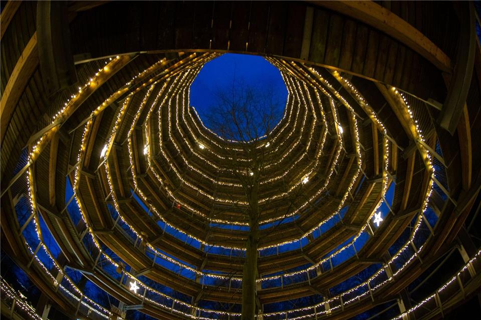 Der Aussichtsturm in „Festbeleuchtung“.Stefan Sauer/dpa