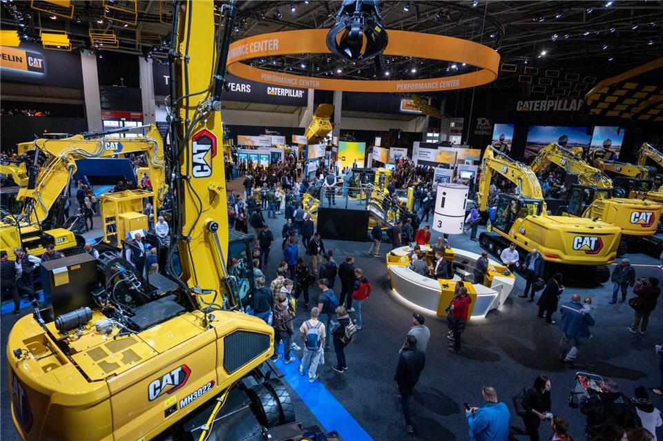 Der Ausstellungsraum von Caterpillar auf der Bauma 2025.Leonie Asendorpf/dpa