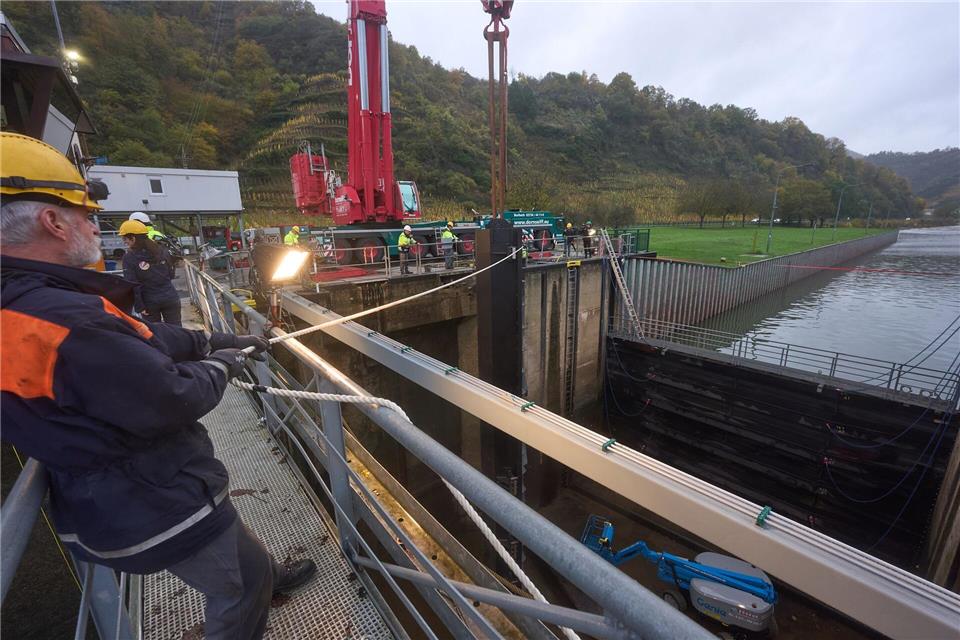 Neues Schleusentor in St. Aldegund ist eingehängt  Der Austausch des beschädigten Schleusentors geht am Dienstag weiter. Thomas Frey/dpa