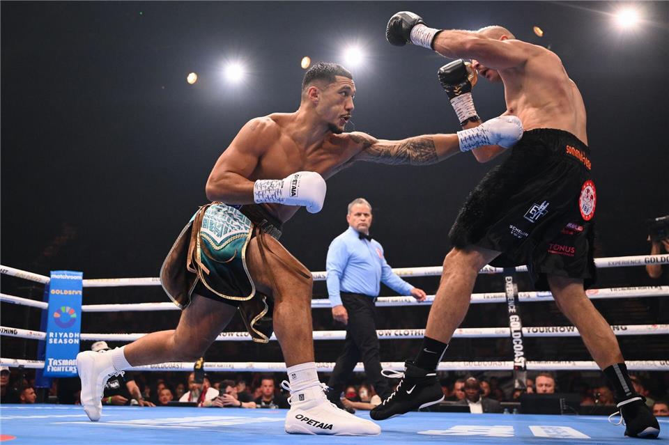 Der Australier Jai Opetaia schlägt hart zu gegen den Deutschen Hüseyin Cinkara.Zain Mohammed/AAP/dpa