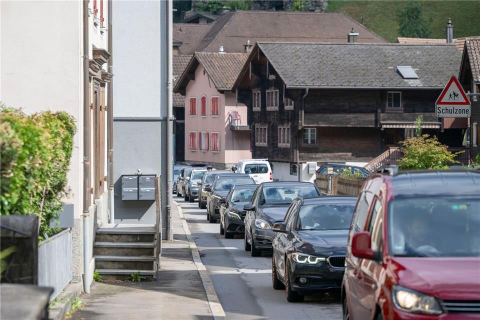 Der Ausweichverkehr aufgrund des Gotthard-Staus belastet das Dorf Amsteg.Urs Flueeler/KEYSTONE/dpa