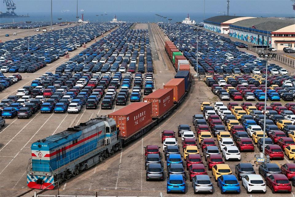 Der Autoabsatz in China sinkt, weshalb viele Fahrzeuge in den Export gehen. (Symbolbild)Uncredited/CHINATOPIX/AP/dpa