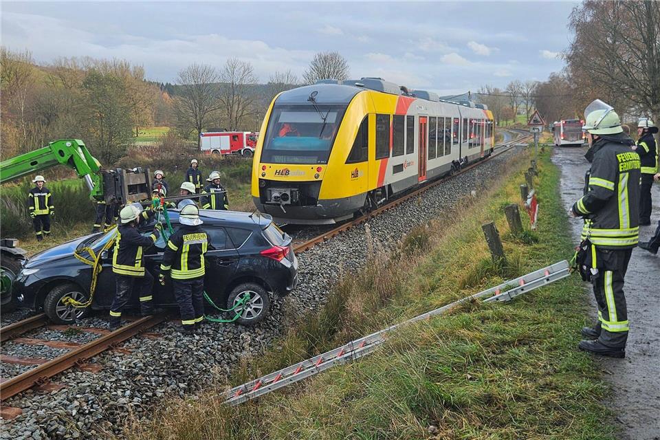 Der Autofahrer kam verletzt ins Krankenhaus. Zugführer und Insassen blieben bei dem Zusammenstoß unverletzt.Andreas Trojak/wirSiegen.de/dpa