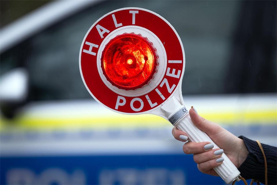 Der Autofahrer missachtet die Anhaltesignale der Polizei und rast mit hoher Geschwindigkeit davon. (Symbolbild)Soeren Stache/dpa