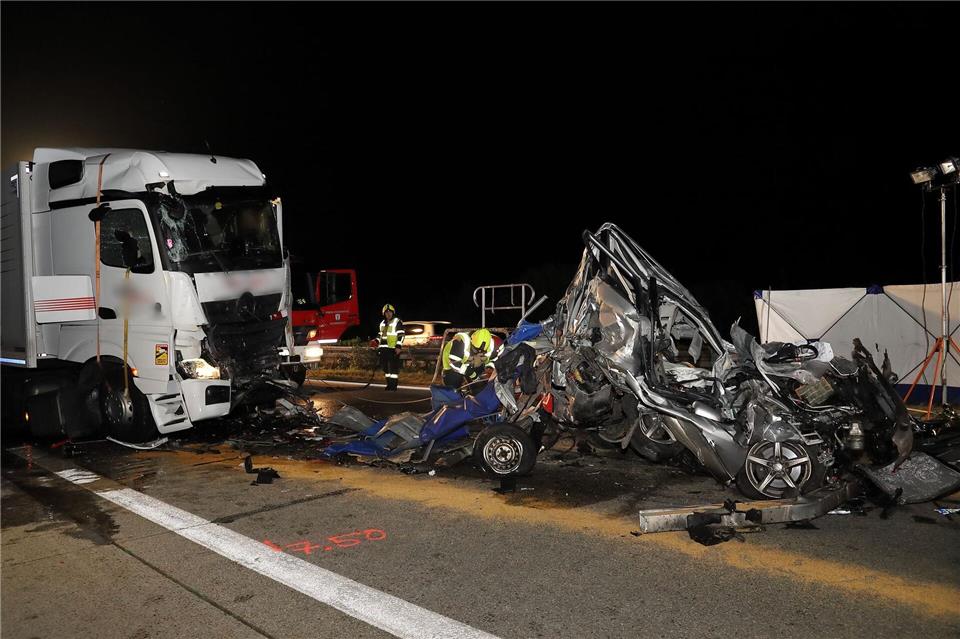 Der Autofahrer starb, die beiden Lkw-Fahrer wurden leicht verletzt.SÃ¼ÃŸ/vifogra/dpa