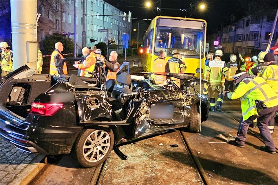 Der Autofahrer wurde bei dem Unfall in seinem Wagen eingeklemmt. Andreas Rosar/dpa