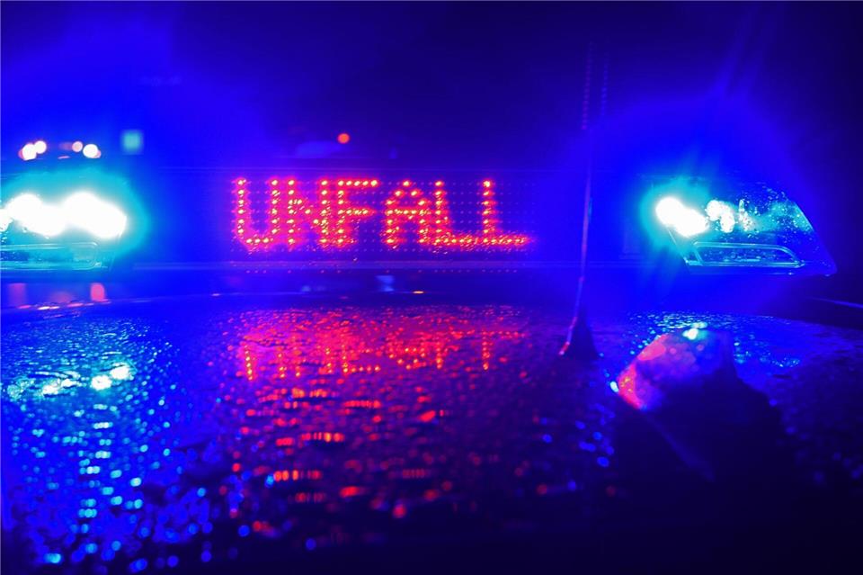 Der Autofahrer wurde schwer verletzt. (Symbolbild)Stefan Puchner/dpa