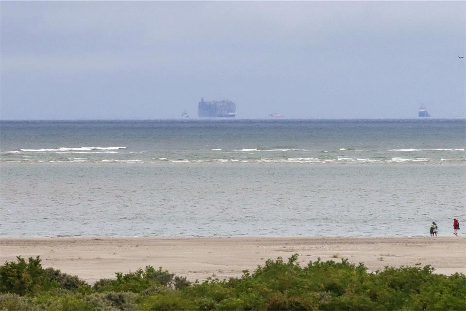 Autofrachter sollte möglichst schnell einen Hafen anlaufen Der Autofrachter „Fremantle Highway“ ist vom Strand der niederländischen Insel Schiermonnikoog aus am Horizont zu sehen.
